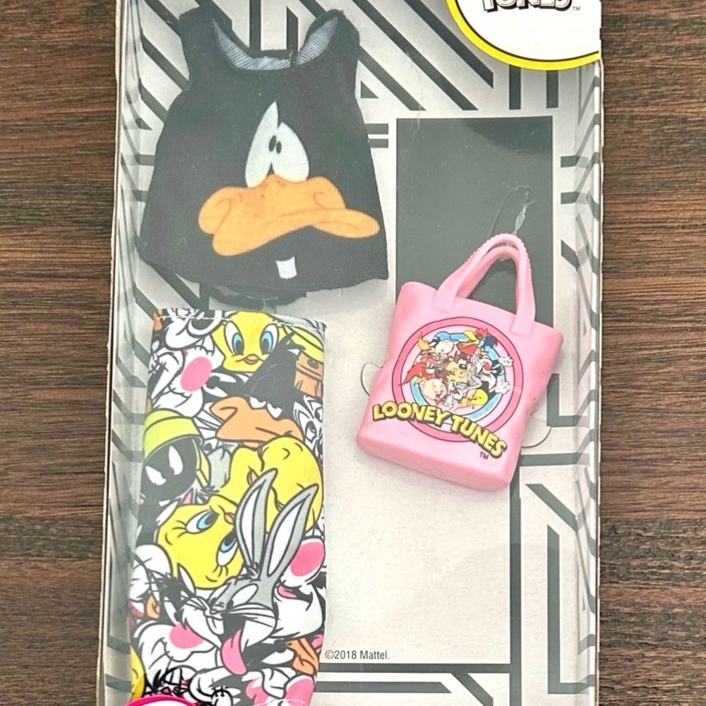 Barbie 2018 Looney Tunes Fashion Pack Daffy Tweety NIB FKR66 FXK69